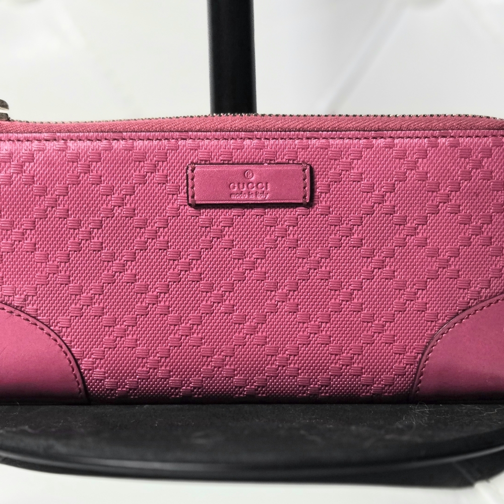 Gucci Pink Diamante Leather Zip Around Wallet. Very Clean, Very Good.